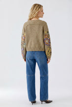 Charger l'image dans la galerie, Chandail camel violet broderies OUI
