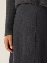 Charger l&#39;image dans la galerie, Jupe laine vierge charcoal FISHER

