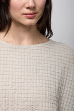 Charger l'image dans la galerie, Blouse greige en coton gaufré NEIRAMI
