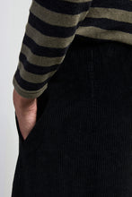 Charger l&#39;image dans la galerie, Pantalon velours cordé noir NEIRAMI
