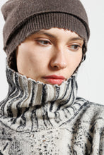 Charger l'image dans la galerie, Pull CROP HIGH NECK handpaint SERIENUMERICA

