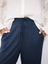 Charger l'image dans la galerie, Pantalon de lin satiné marine NOT SHY
